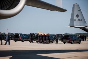 Lotnisko - firma pogrzebowa transportująca trumnę