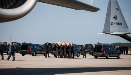 Lotnisko - firma pogrzebowa transportująca trumnę